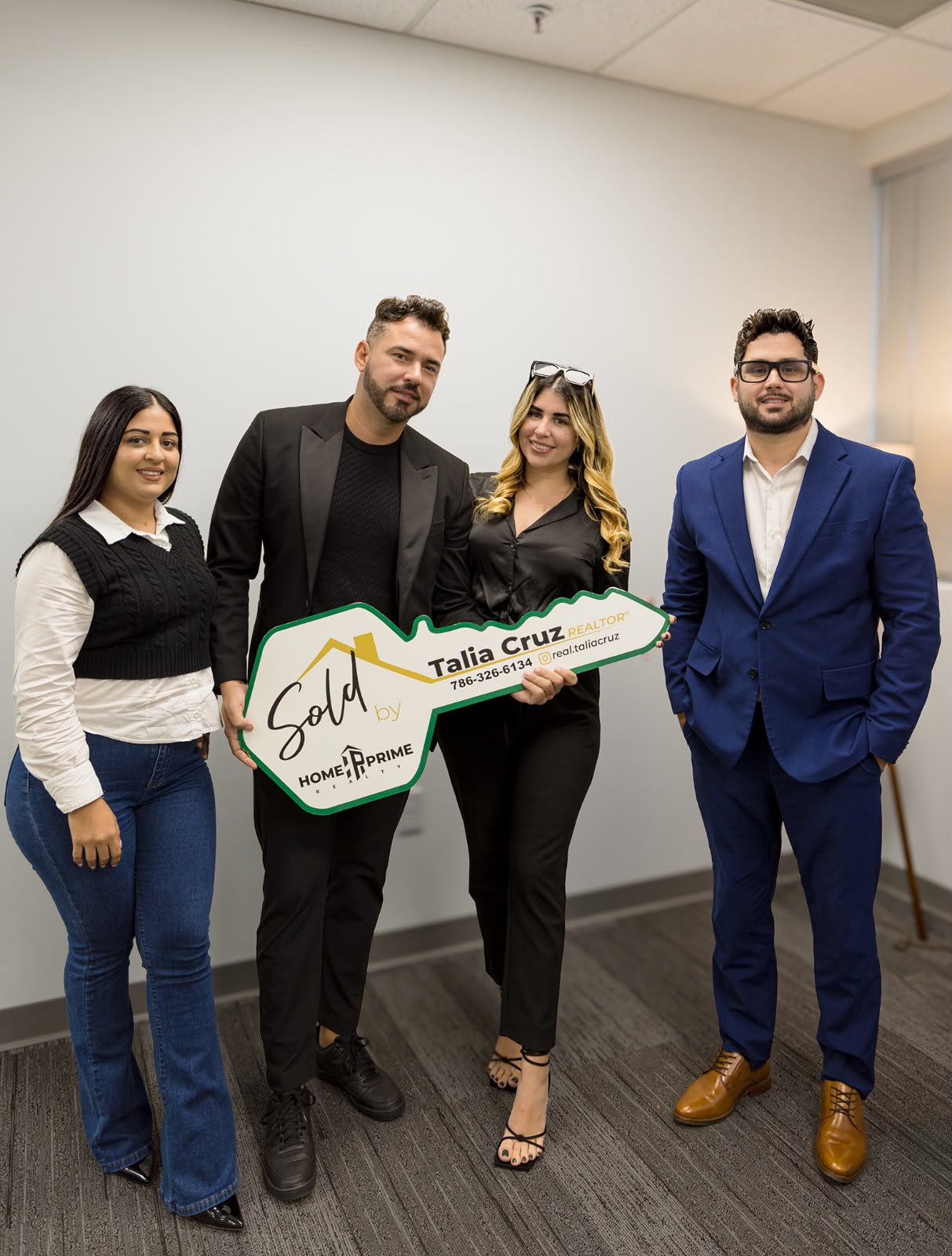 Talia Cruz acompañando a clientes en cierres reales